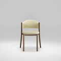 Chaise Caravela en noyer et tissu crème vue de face