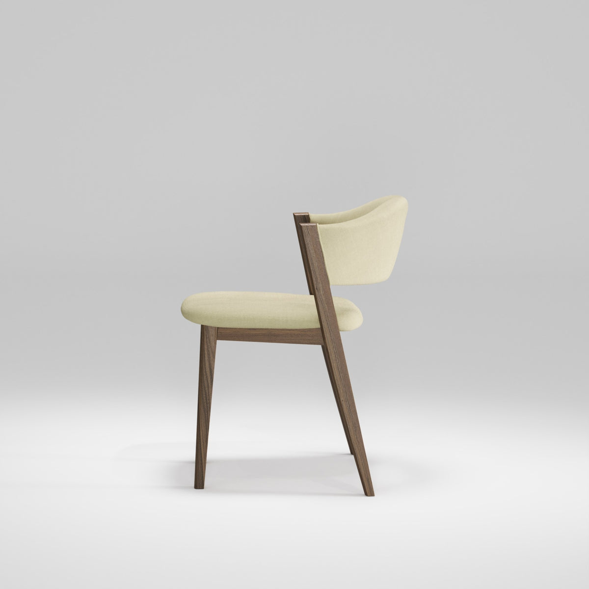 Chaise Caravela en noyer et tissu crème vue de profil