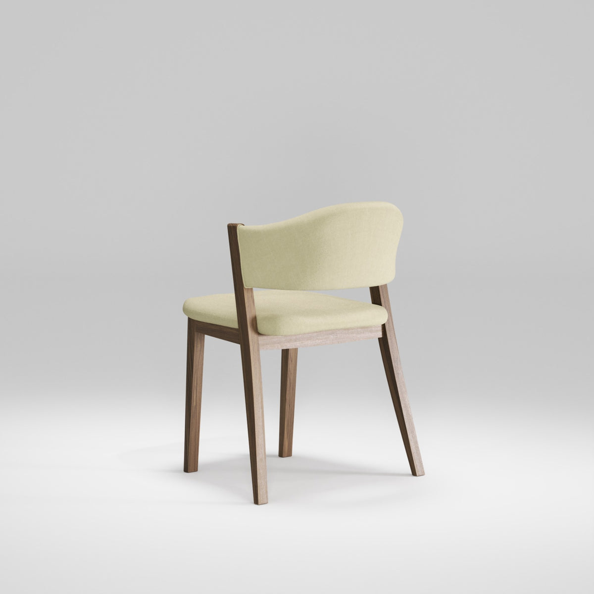 Chaise Caravela en noyer et tissu crème vue de trois quarts arrière