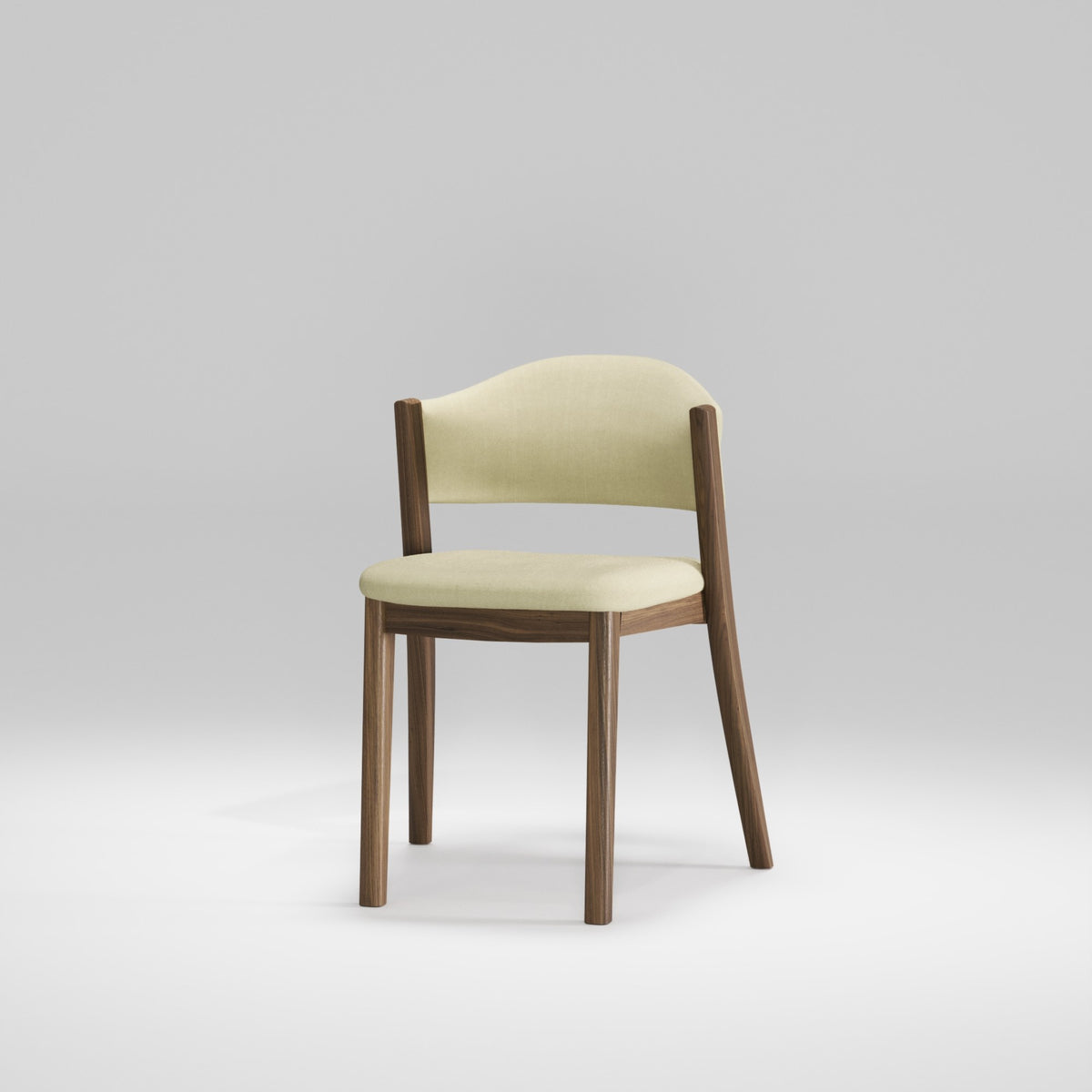Chaise Caravela en noyer et tissu crème vue de trois quarts