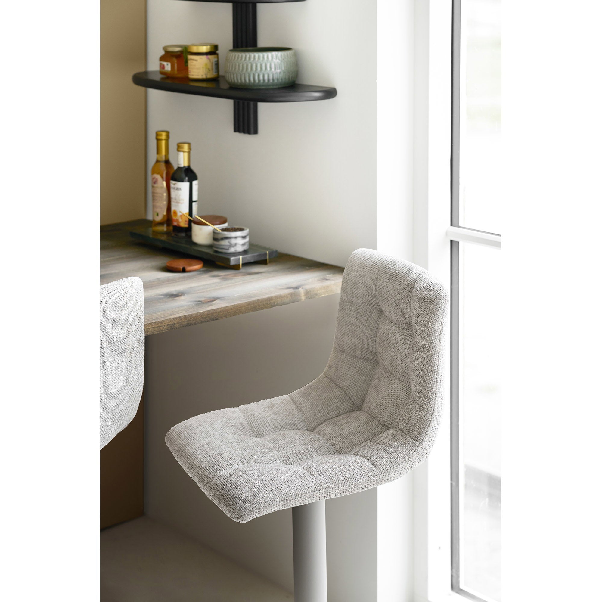 Chaise de bar Middelfart bouclé gris réglable pivotant lot de 2 en situation