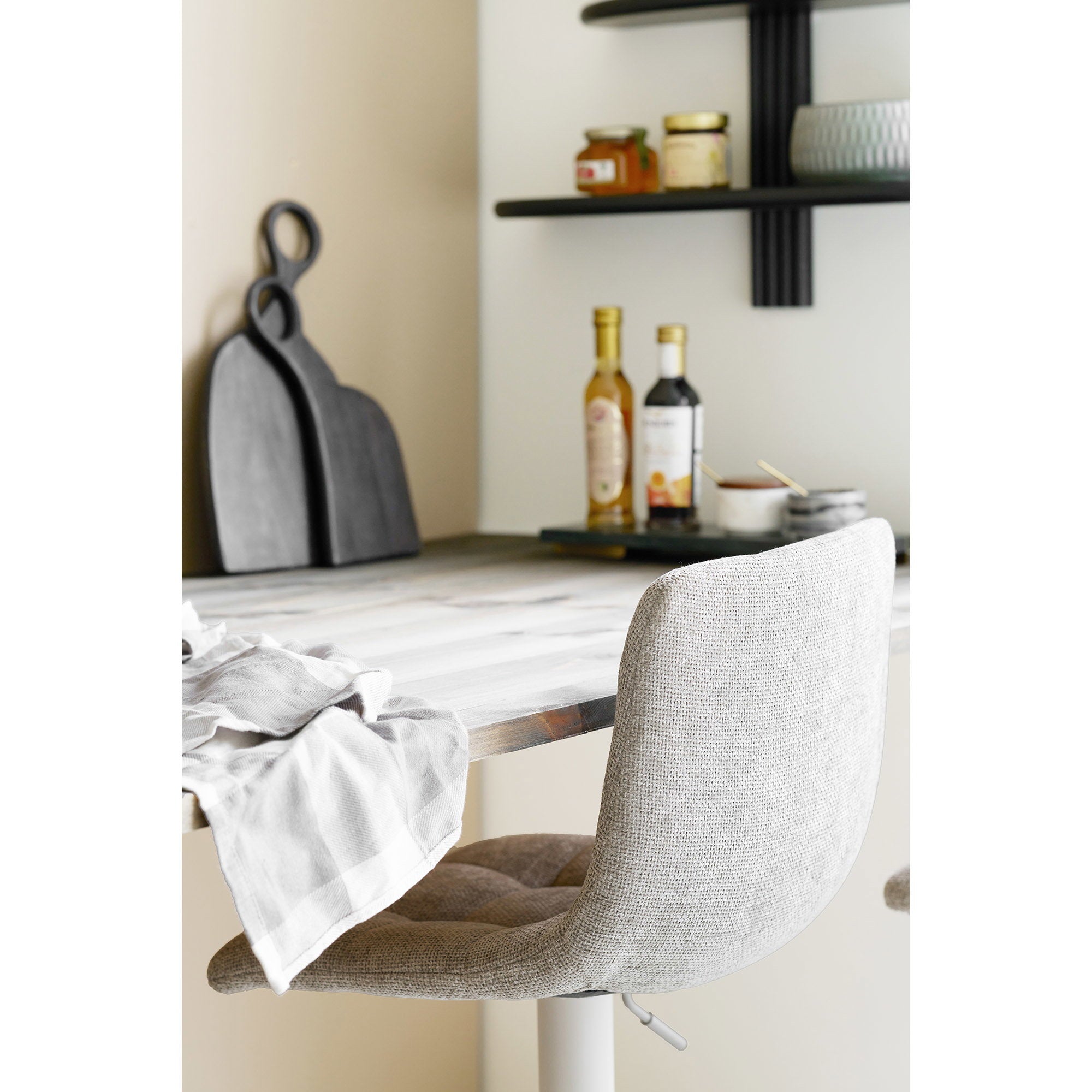Chaise de bar Middelfart bouclé gris réglable pivotant lot de 2 en situation