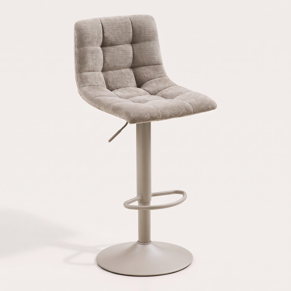 Chaise de bar Middelfart en tissu gris, assise et dossier matelassés à carreaux, pied trompette et repose-pieds, vue de trois quarts sur fond clair