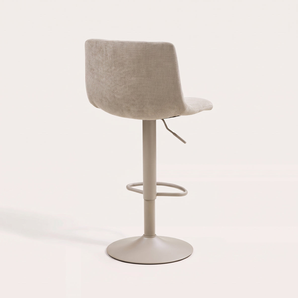 Chaise de bar Middelfart en tissu gris vue de dos, dossier uni et levier de réglage de la hauteur, sur fond clair