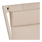 Détail de l'appui-tête rembourré et de la toile textilène taupe de la chaise Curtis