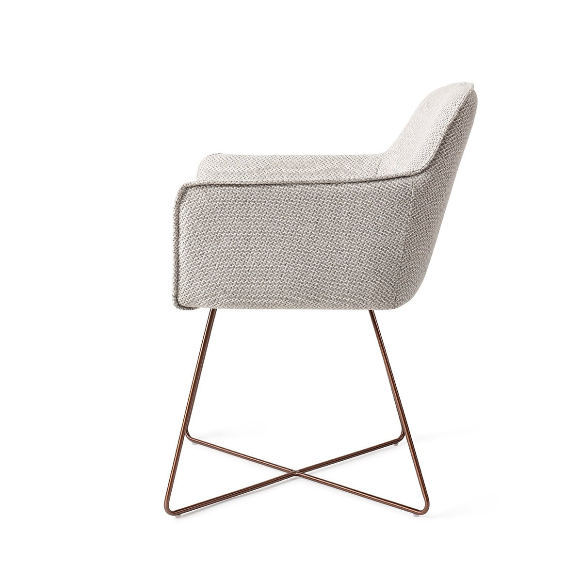 Chaise Hofu blanc cassé à motif vue de profil sur son piètement luge croisé cuivré