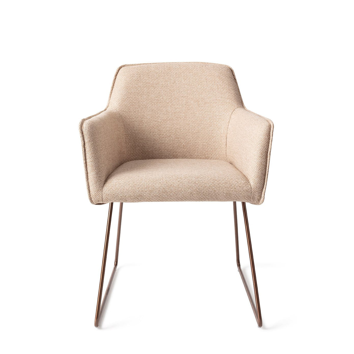 Chaise Hofu beige sur piètement luge cuivré vue de face avec sa coque enveloppante et ses accoudoirs