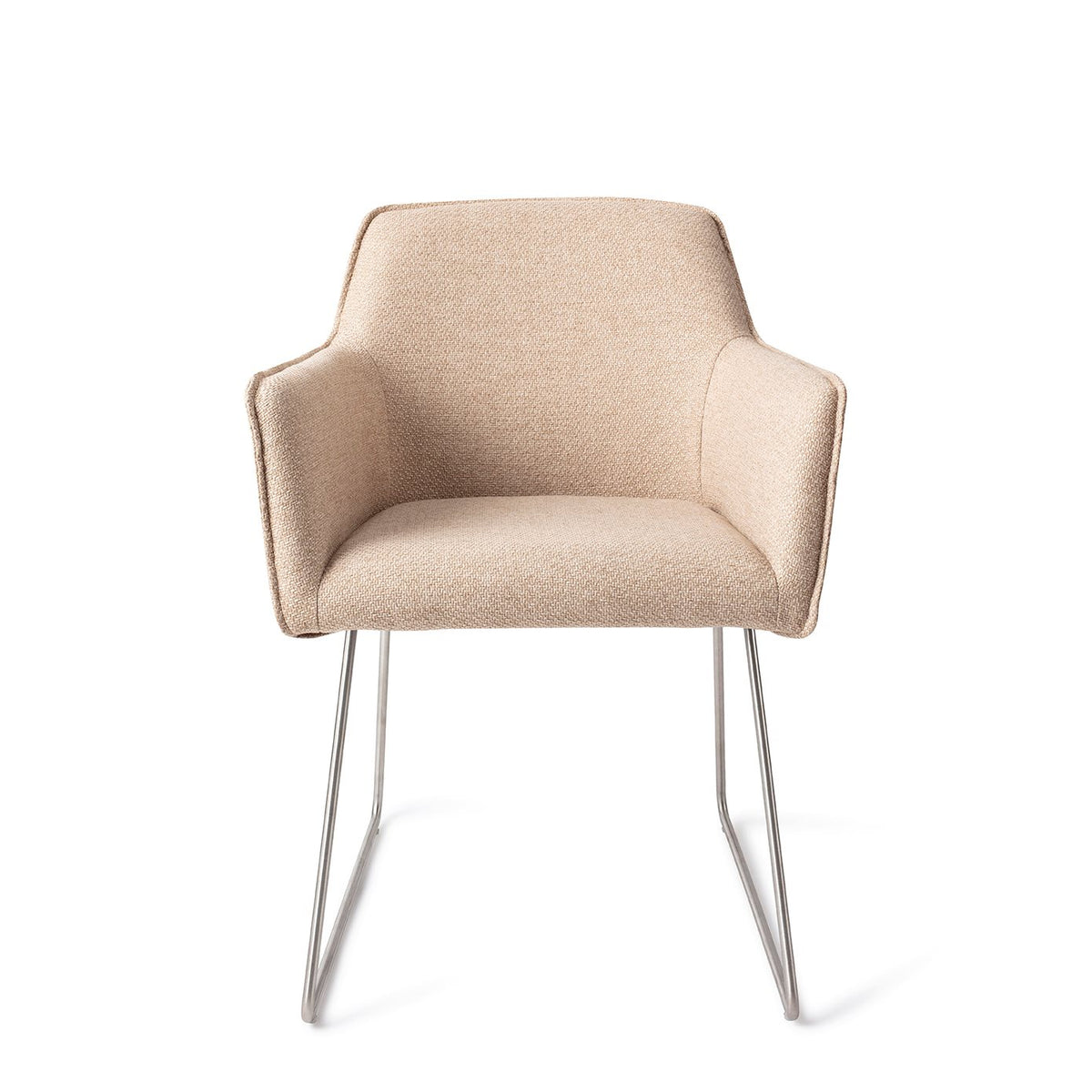 Chaise Hofu beige sur piètement luge gris acier vue de face avec sa coque enveloppante et ses accoudoirs