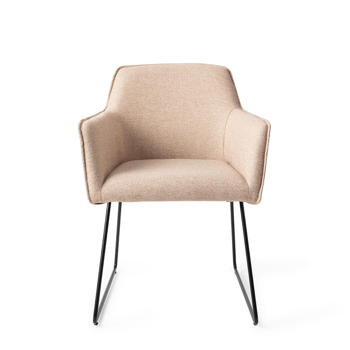 Chaise Hofu beige sur piètement luge noir vue de face avec sa coque enveloppante et ses accoudoirs