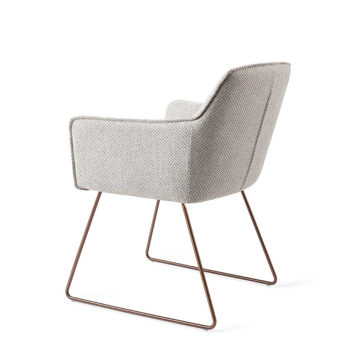 Chaise Hofu blanc cassé à motif sur piètement luge cuivré vue de trois quarts arrière