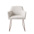 Chaise Hofu blanc cassé à motif sur piètement luge cuivré vue de face avec sa coque enveloppante et ses accoudoirs