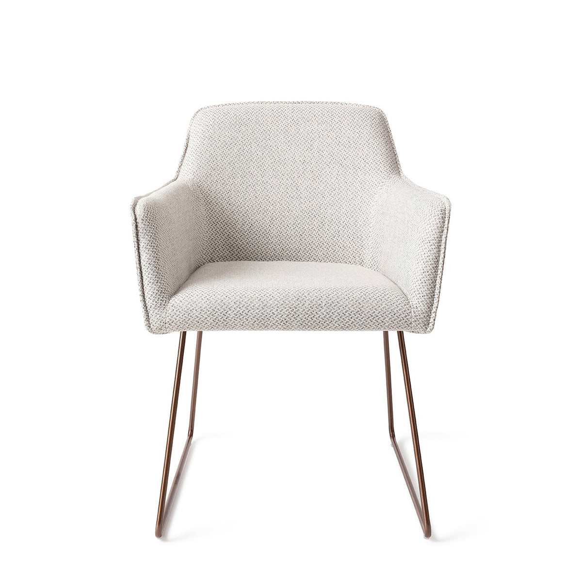 Chaise Hofu blanc cassé à motif sur piètement luge cuivré vue de face avec sa coque enveloppante et ses accoudoirs