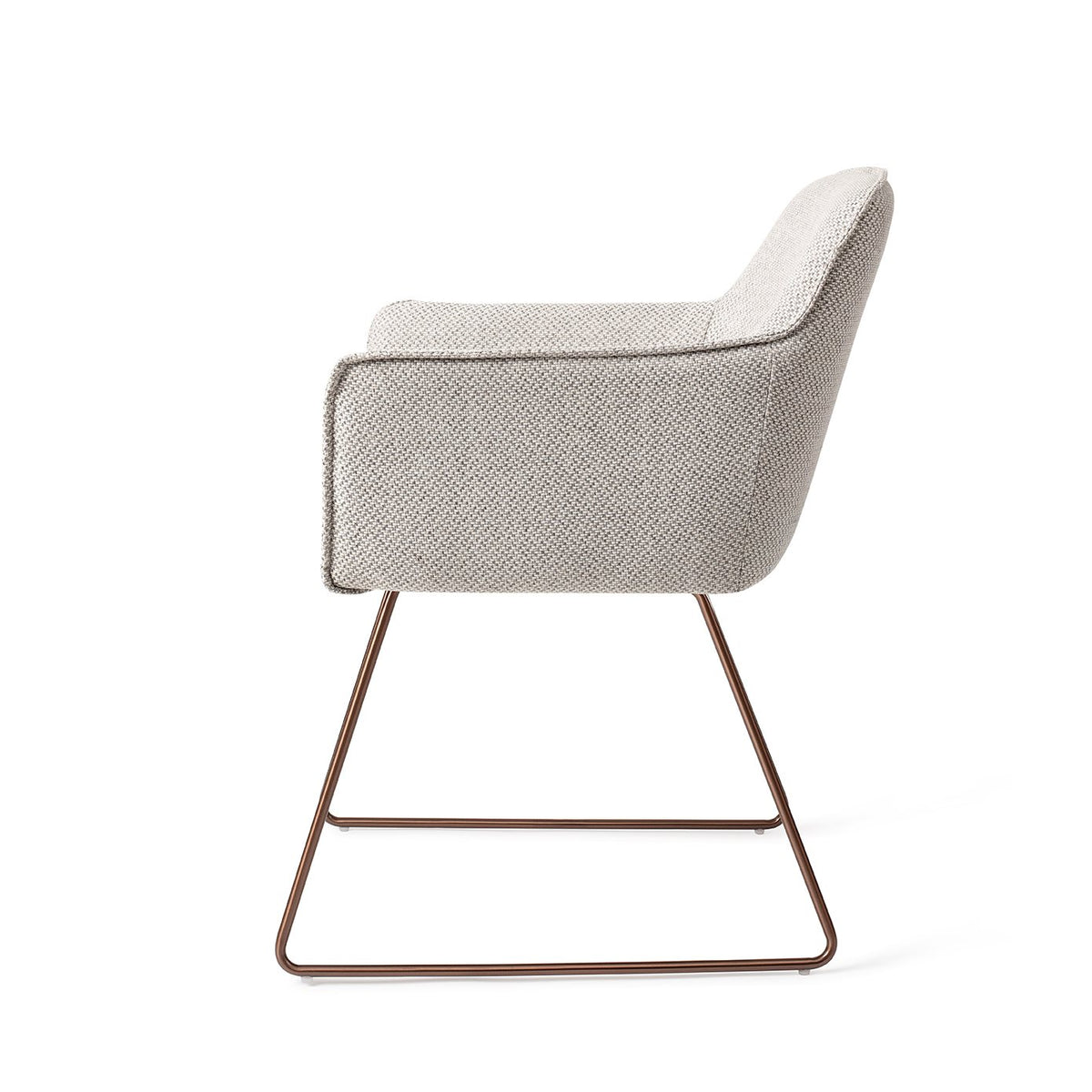 Chaise Hofu blanc cassé à motif sur piètement luge cuivré vue de profil