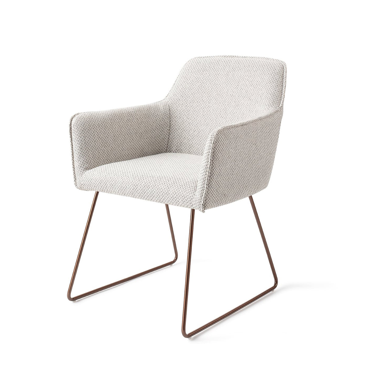 Chaise Hofu blanc cassé à motif sur piètement luge cuivré vue de trois quarts