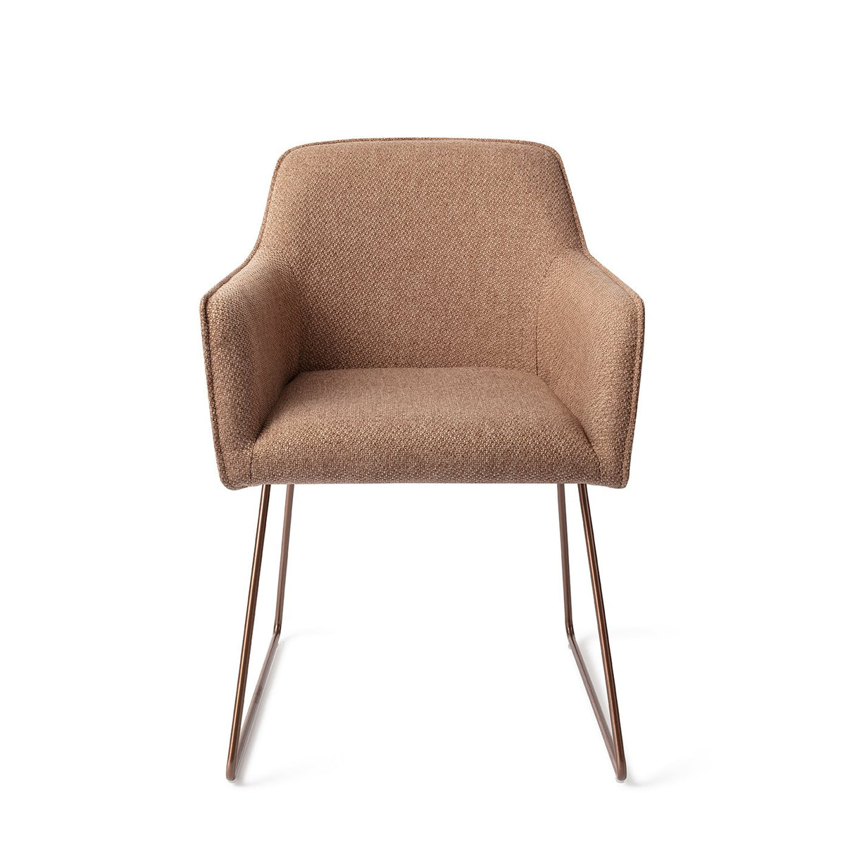 Chaise Hofu caramel sur piètement luge cuivré vue de face avec sa coque enveloppante et ses accoudoirs