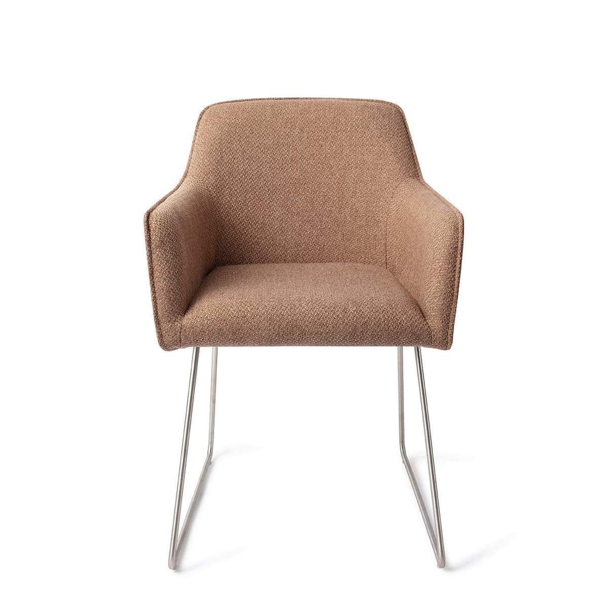 Chaise Hofu caramel sur piètement luge gris acier vue de face avec sa coque enveloppante et ses accoudoirs