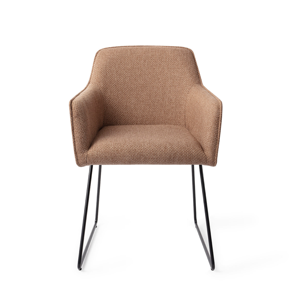 Chaise Hofu caramel sur piètement luge noir vue de face avec sa coque enveloppante et ses accoudoirs