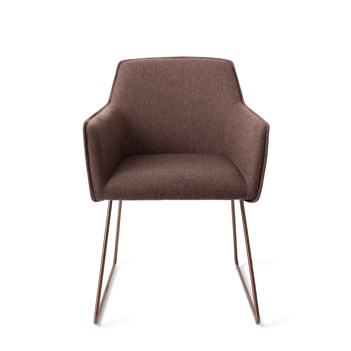 Chaise Hofu chocolat sur piètement luge cuivré vue de face avec sa coque enveloppante et ses accoudoirs