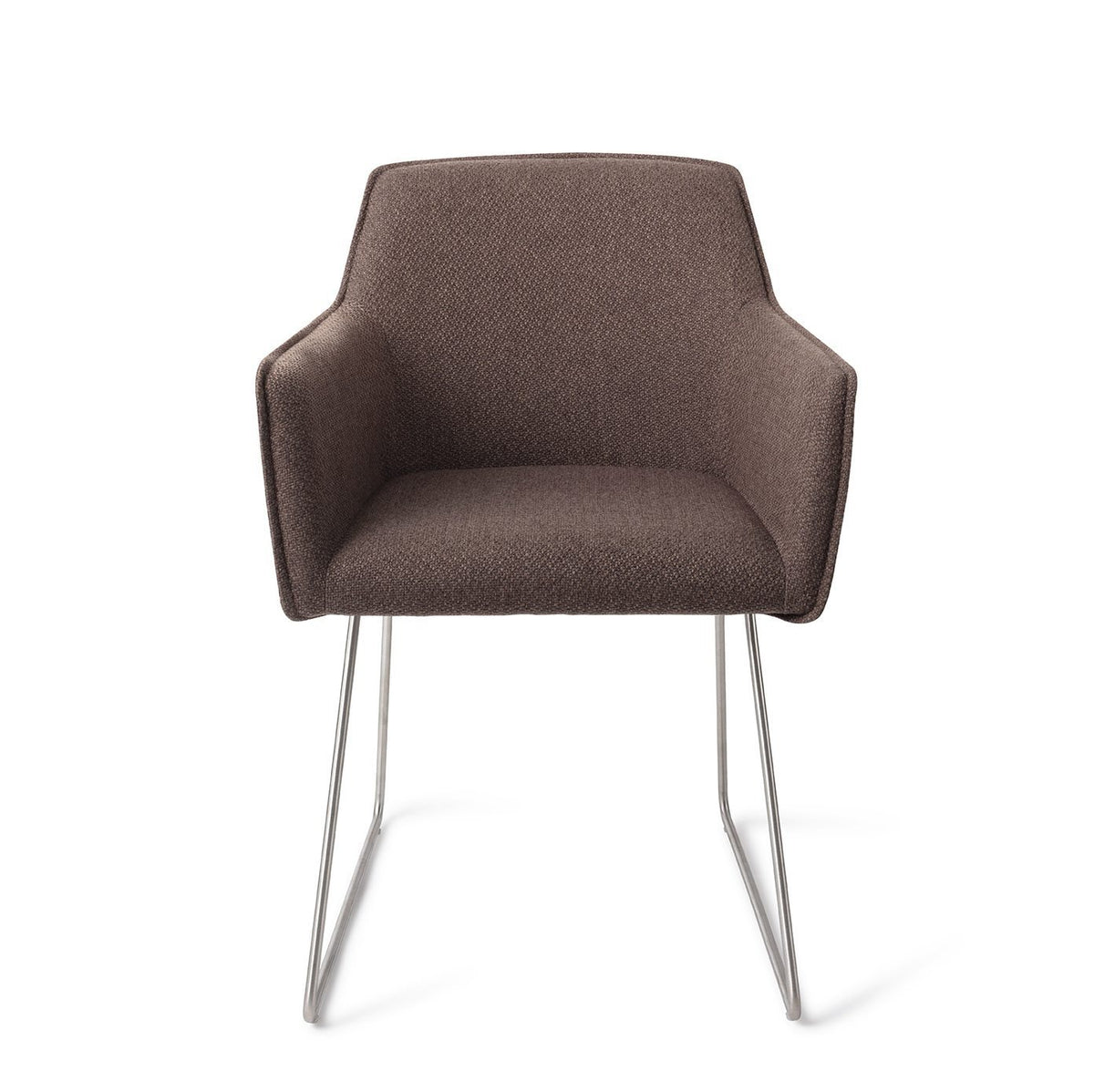 Chaise Hofu chocolat sur piètement luge gris acier vue de face avec sa coque enveloppante et ses accoudoirs