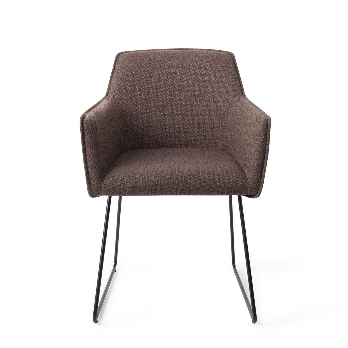 Chaise Hofu chocolat sur piètement luge noir vue de face avec sa coque enveloppante et ses accoudoirs