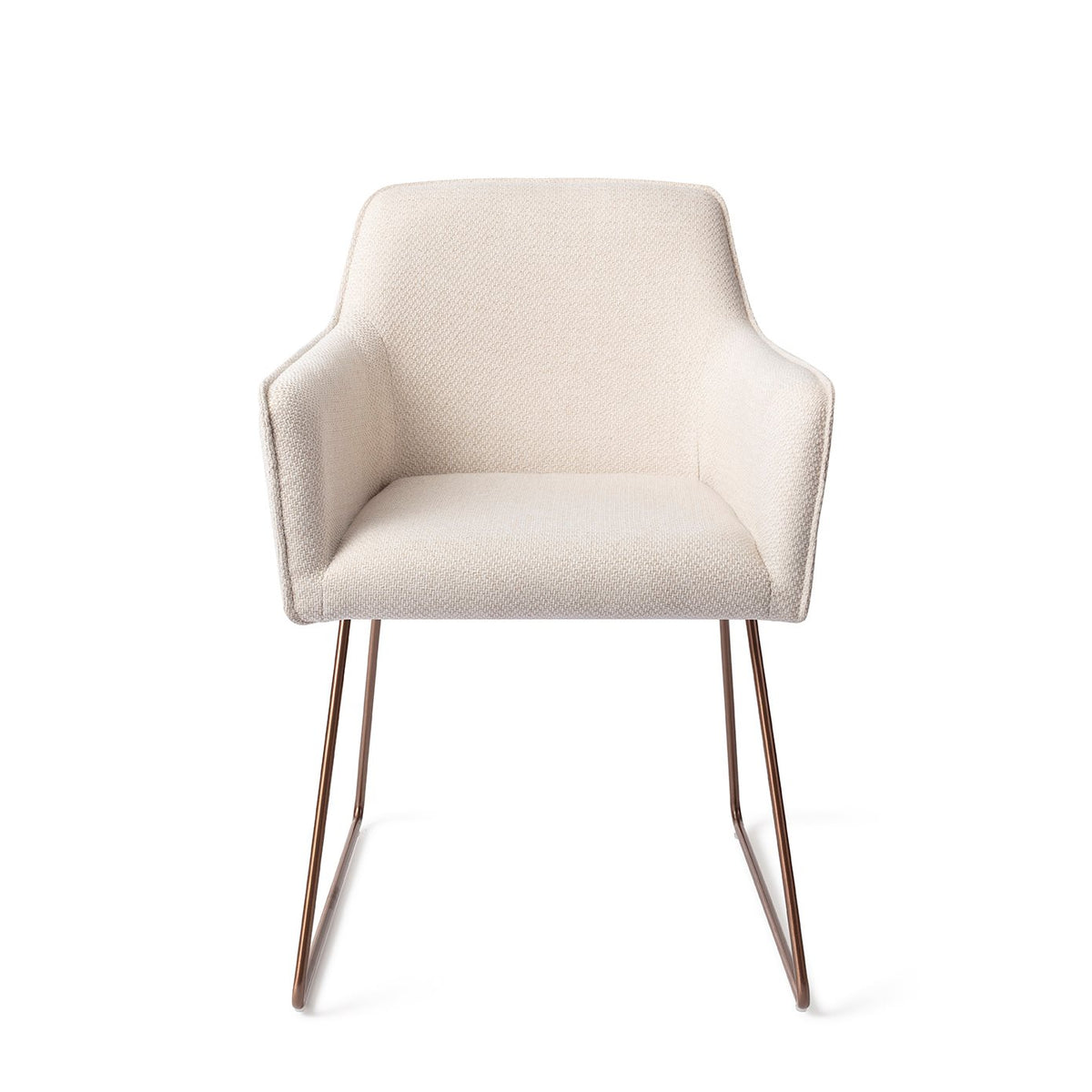 Chaise Hofu écru sur piètement luge cuivré vue de face avec sa coque enveloppante et ses accoudoirs