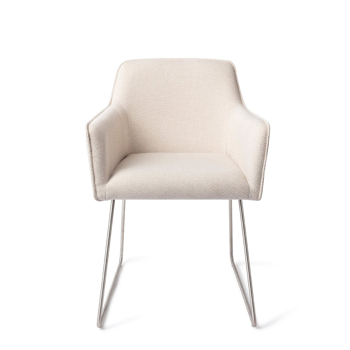 Chaise Hofu écru sur piètement luge gris acier vue de face avec sa coque enveloppante et ses accoudoirs