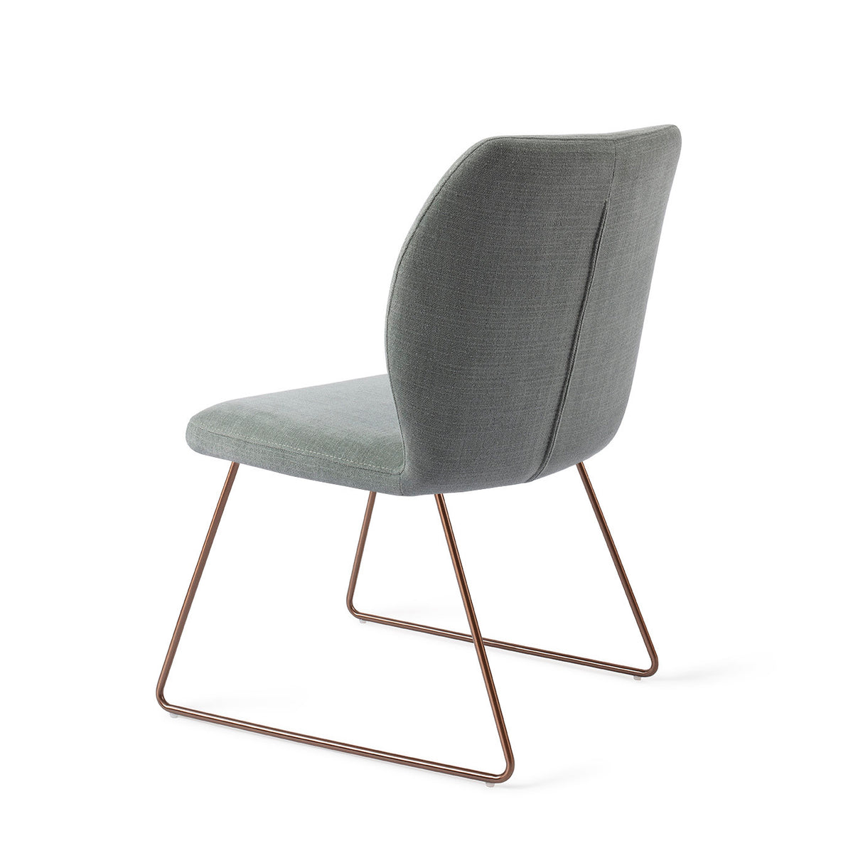 Dos de la chaise Ikata vert sauge avec sa couture verticale et son piètement luge cuivré