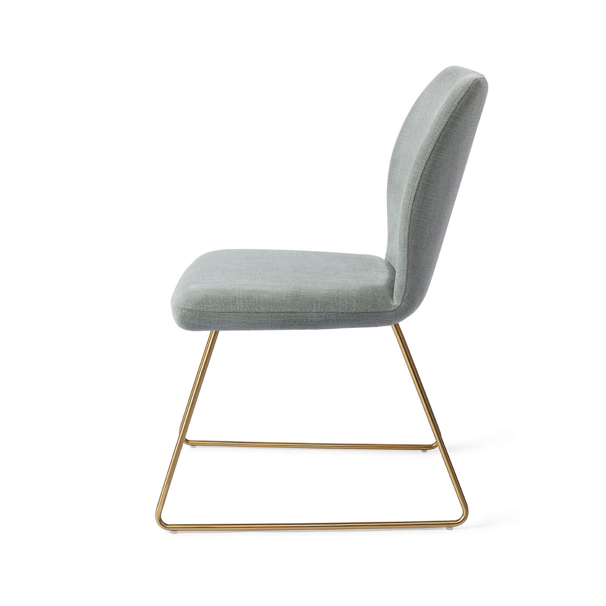 Chaise Ikata vert sauge vue de profil sur son piètement luge doré