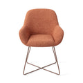 Chaise de salle à manger Kushi terracotta sur piètement luge croisé cuivré vue de face assise enveloppante et accoudoirs évasés
