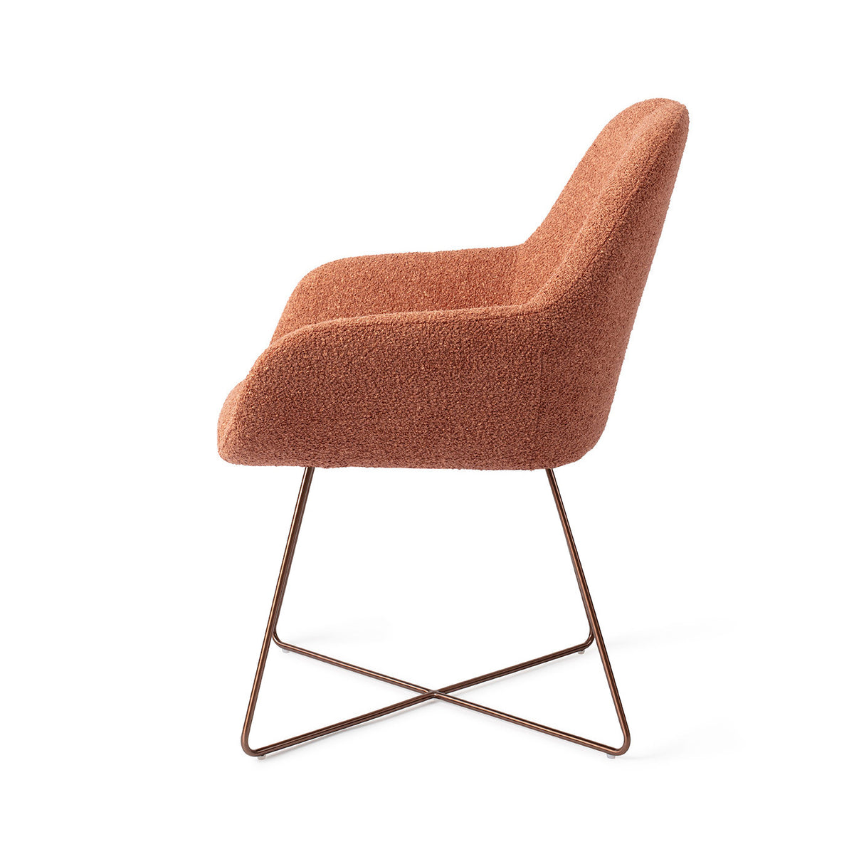 Chaise Kushi terracotta vue de profil sur son piètement luge croisé cuivré