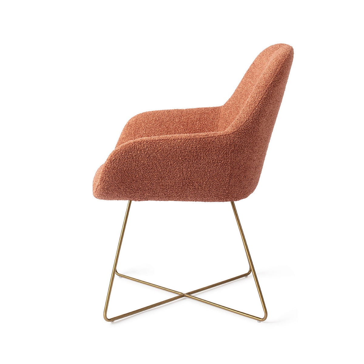 Chaise Kushi terracotta vue de profil sur son piètement luge croisé doré