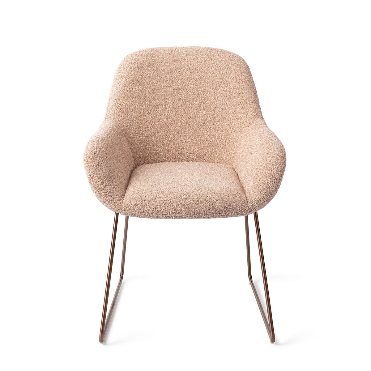 Chaise Kushi rose poudré sur piètement luge cuivré vue de face coque enveloppante et accoudoirs arrondis