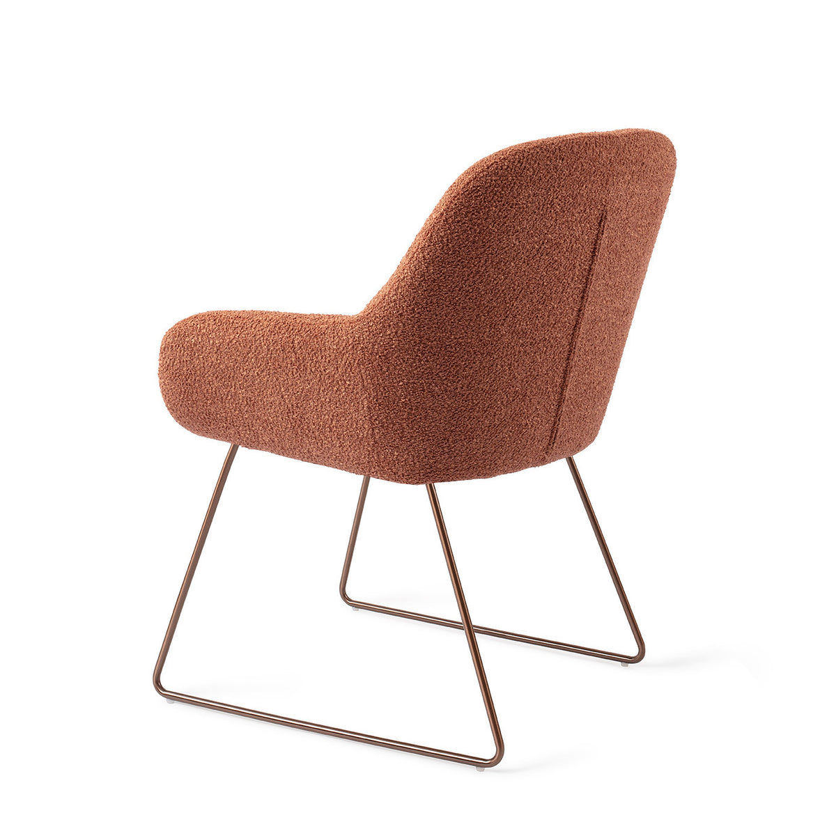 Chaise Kushi terracotta sur piètement luge cuivré vue de dos avec sa couture verticale