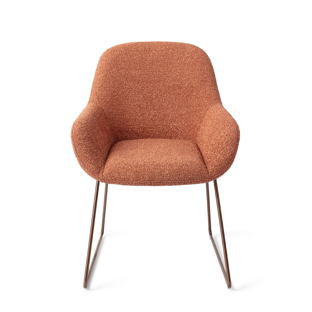 Chaise Kushi terracotta sur piètement luge cuivré vue de face coque enveloppante et accoudoirs arrondis