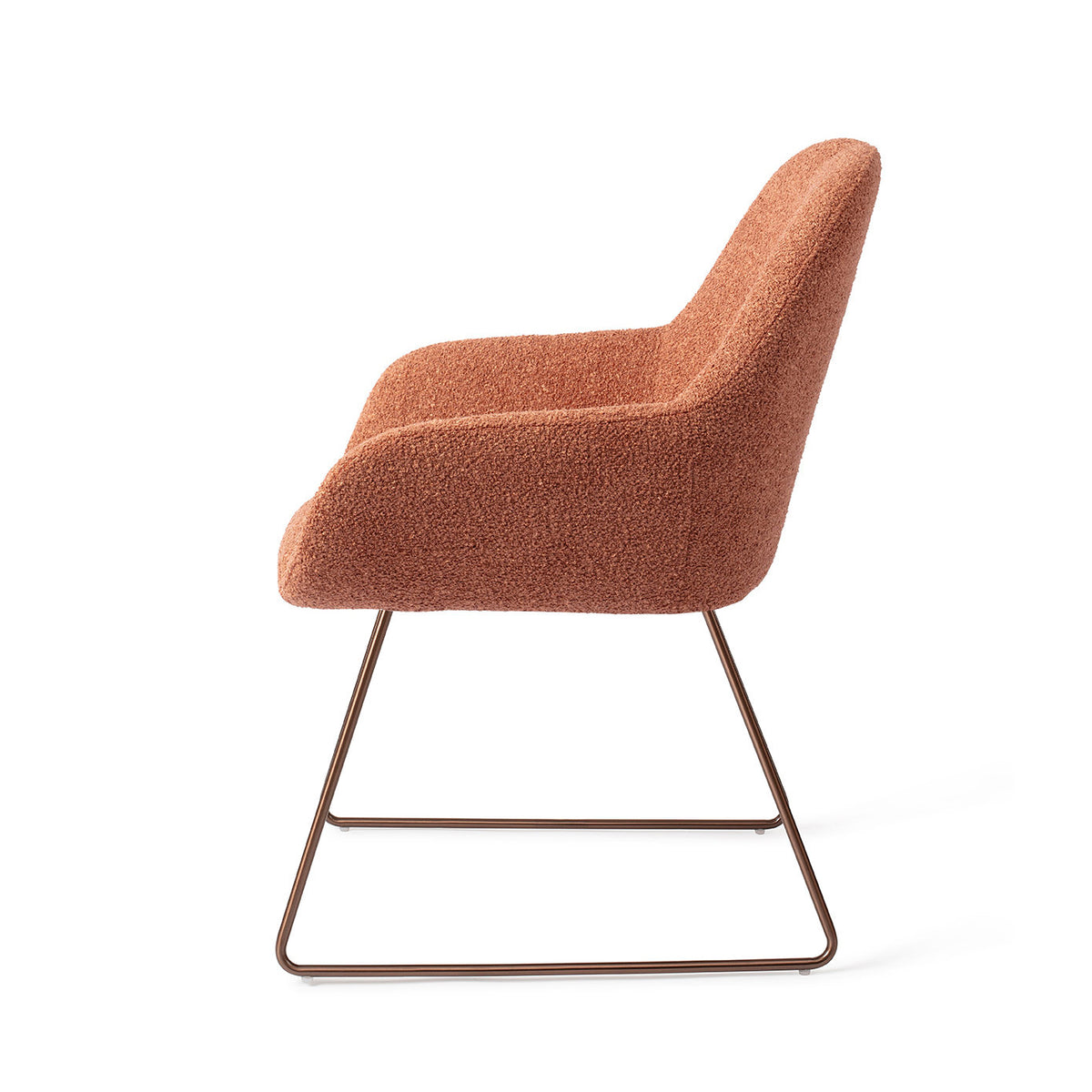 Chaise Kushi terracotta sur piètement luge cuivré vue de profil