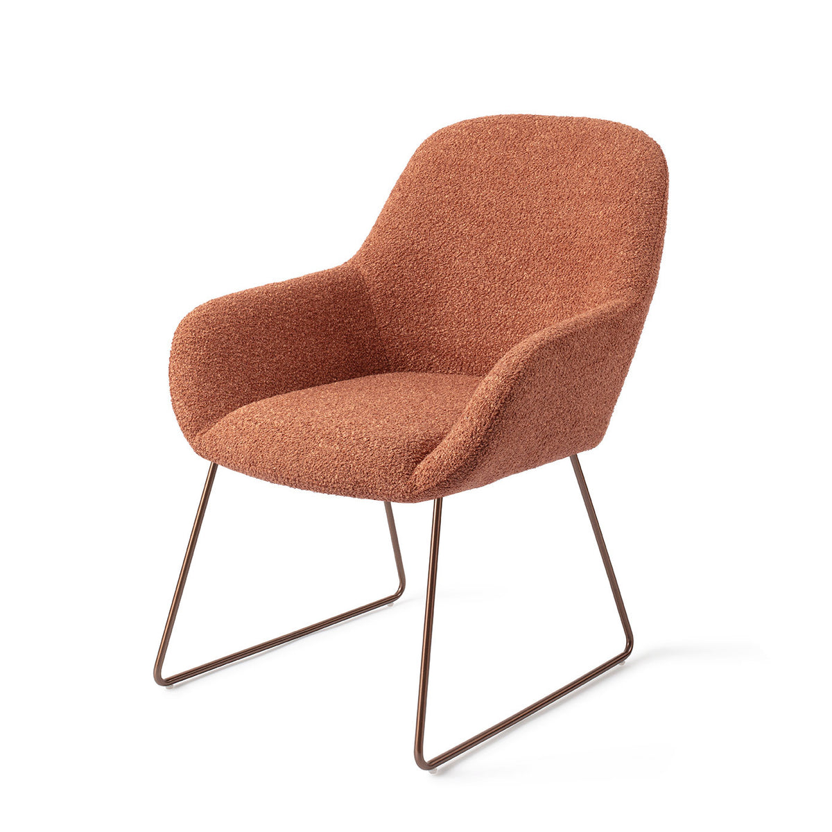 Chaise Kushi terracotta sur piètement luge cuivré vue de trois quarts