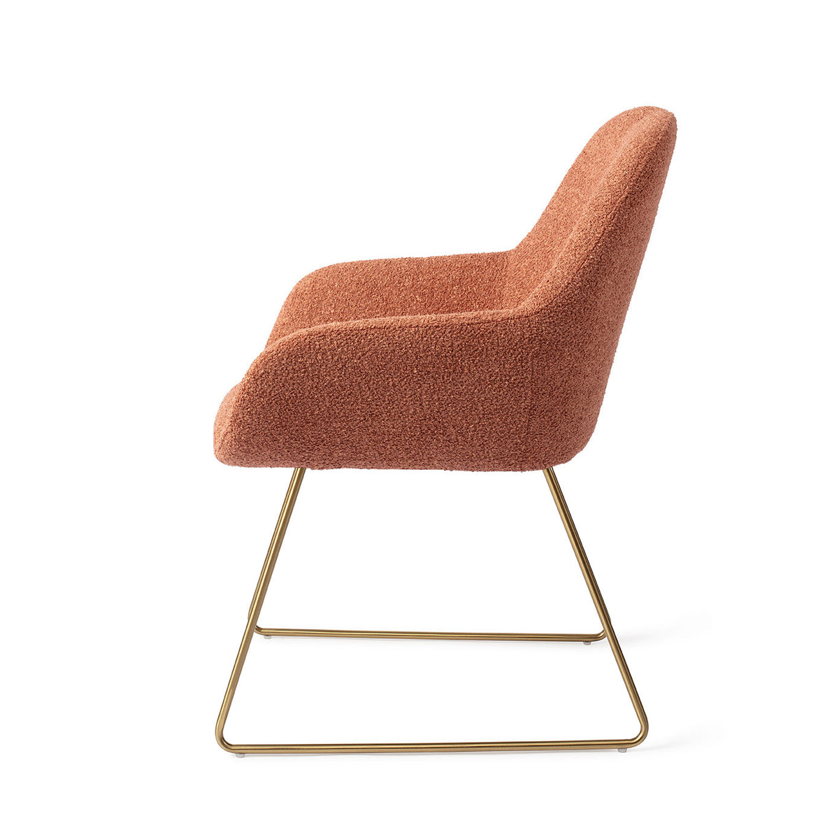Chaise Kushi terracotta sur piètement luge doré vue de profil
