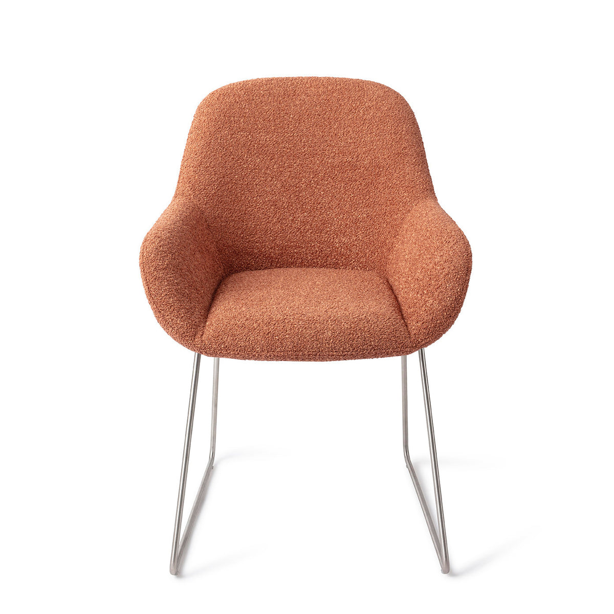 Chaise Kushi terracotta sur piètement luge gris acier vue de face coque enveloppante et accoudoirs arrondis