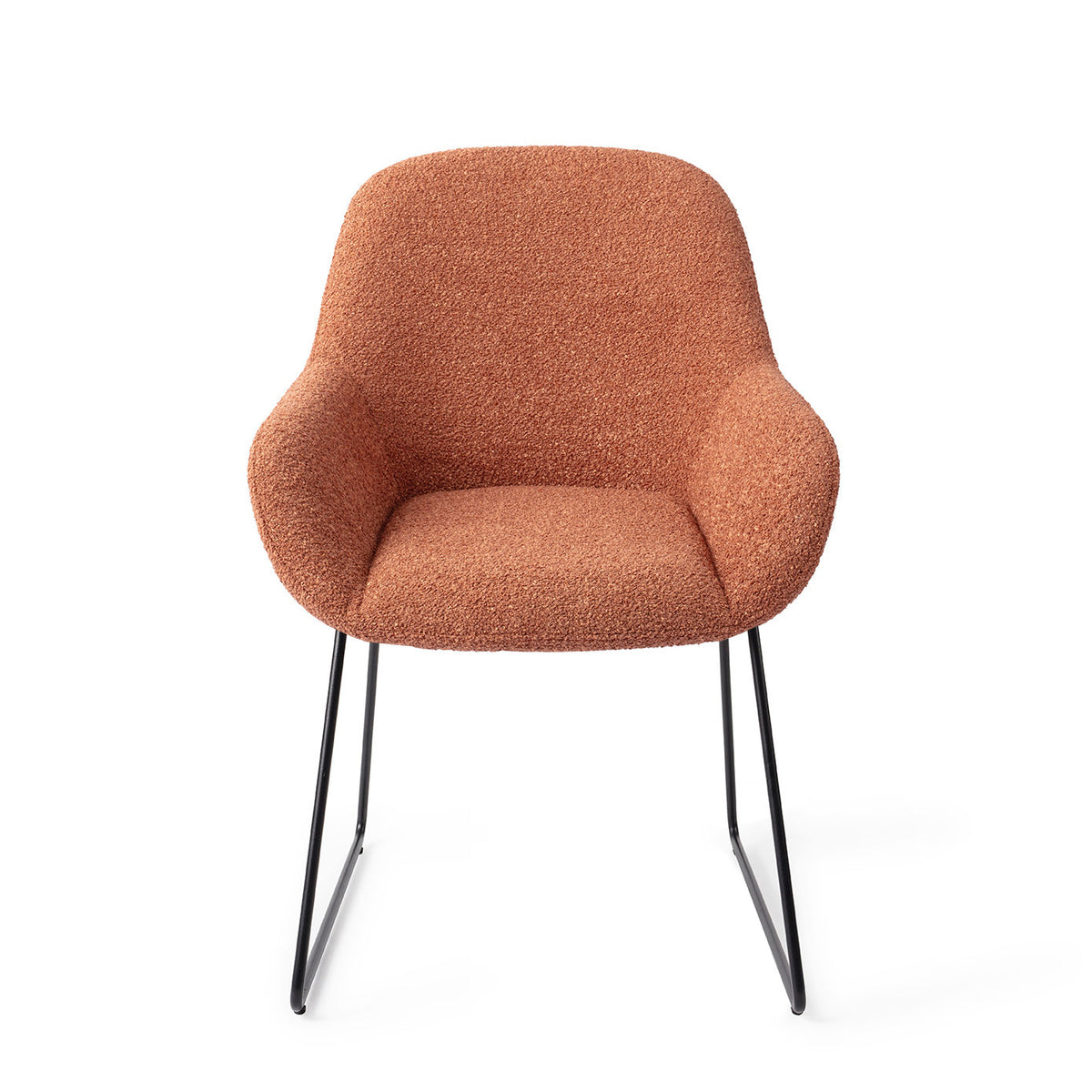 Chaise Kushi terracotta sur piètement luge noir vue de face coque enveloppante et accoudoirs arrondis