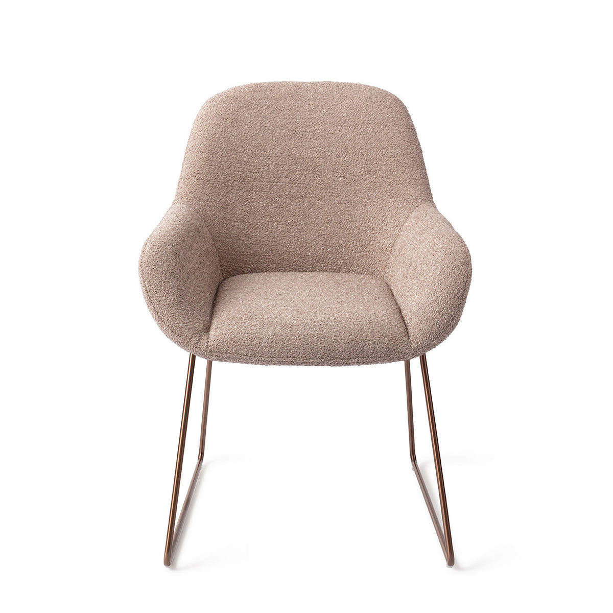 Chaise Kushi vieux rose sur piètement luge cuivré vue de face coque enveloppante et accoudoirs arrondis