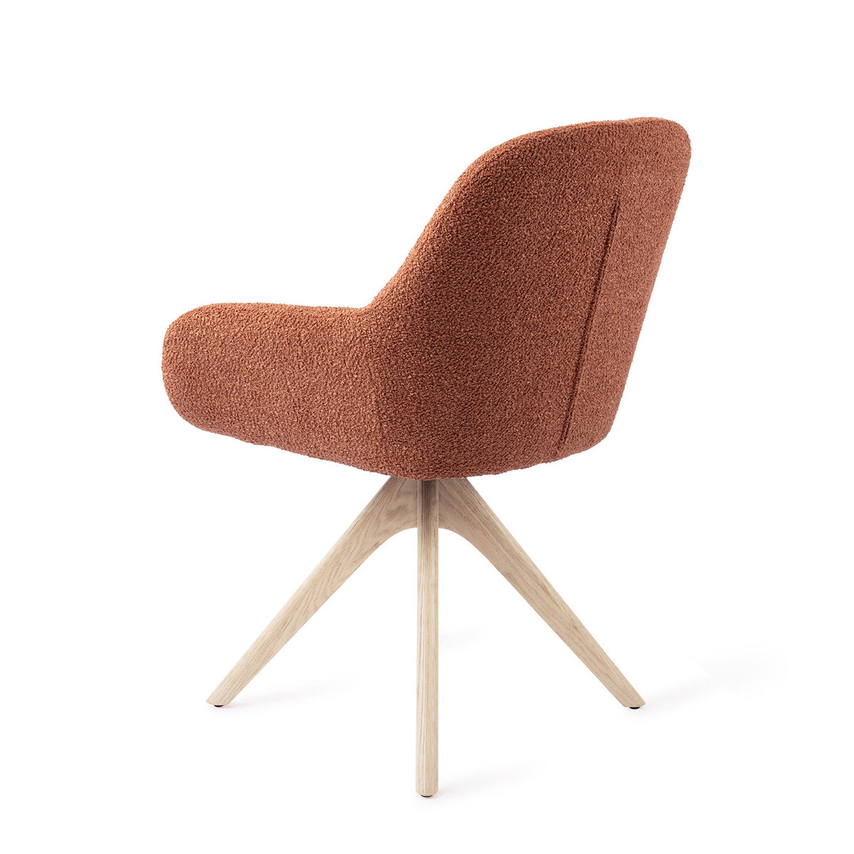 Dos de la chaise Kushi terracotta avec sa couture verticale et son piètement pivotant chêne blanchi
