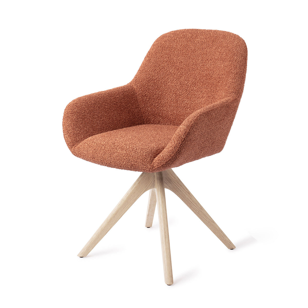 Chaise Kushi terracotta sur piètement pivotant chêne blanchi vue de trois quarts