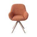 Chaise de salle à manger Kushi terracotta sur piètement pivotant beige vue de face coque enveloppante et accoudoirs