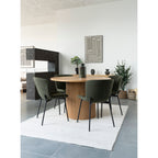 Coin repas avec chaises Maceda bouclé vert foncé et table ronde en bois clair