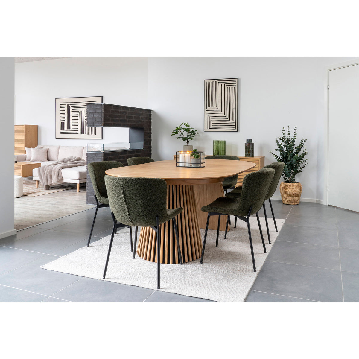 Chaises Maceda bouclé vert foncé autour d'une table ovale en bois à pied à lamelles