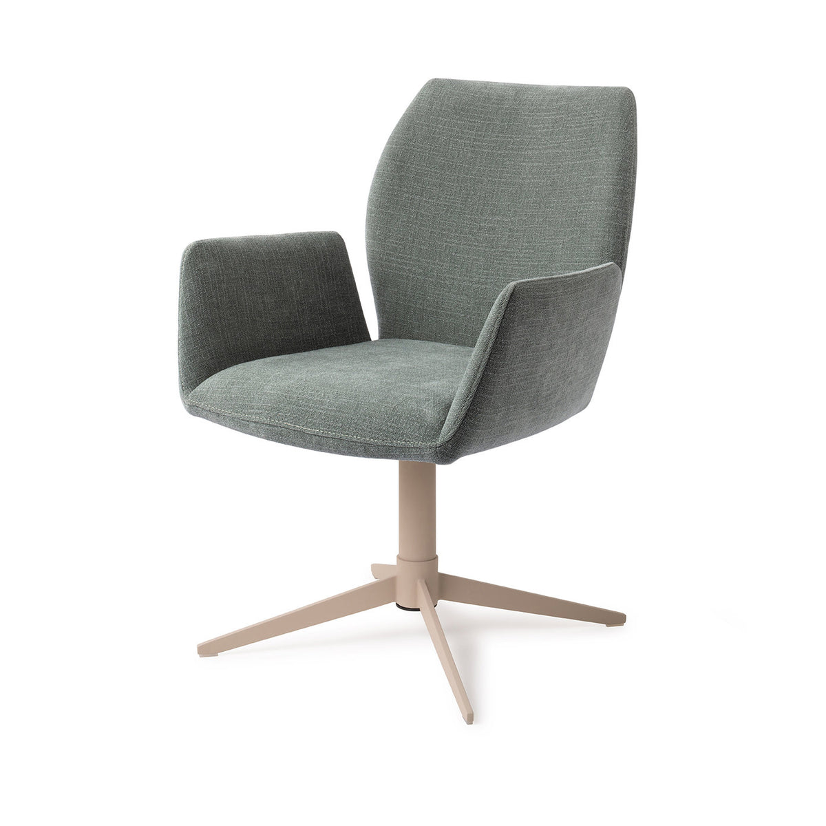 Chaise Misaki vert sauge sur pied central beige vue de trois quarts