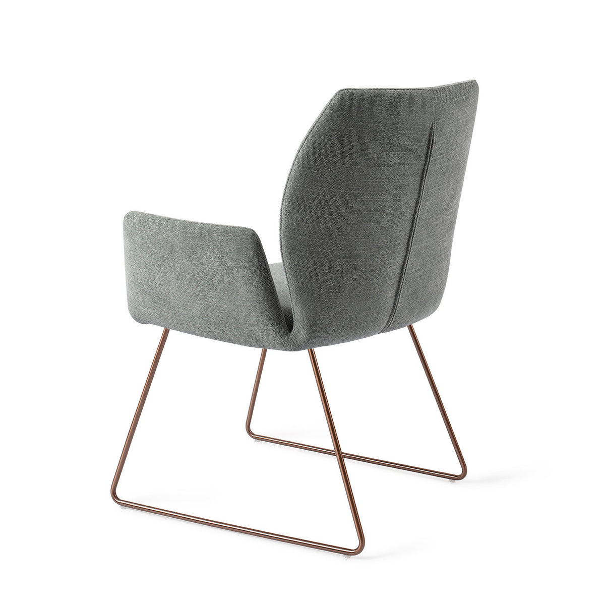 Chaise Misaki vert sauge sur piètement luge cuivré vue de dos avec sa couture verticale
