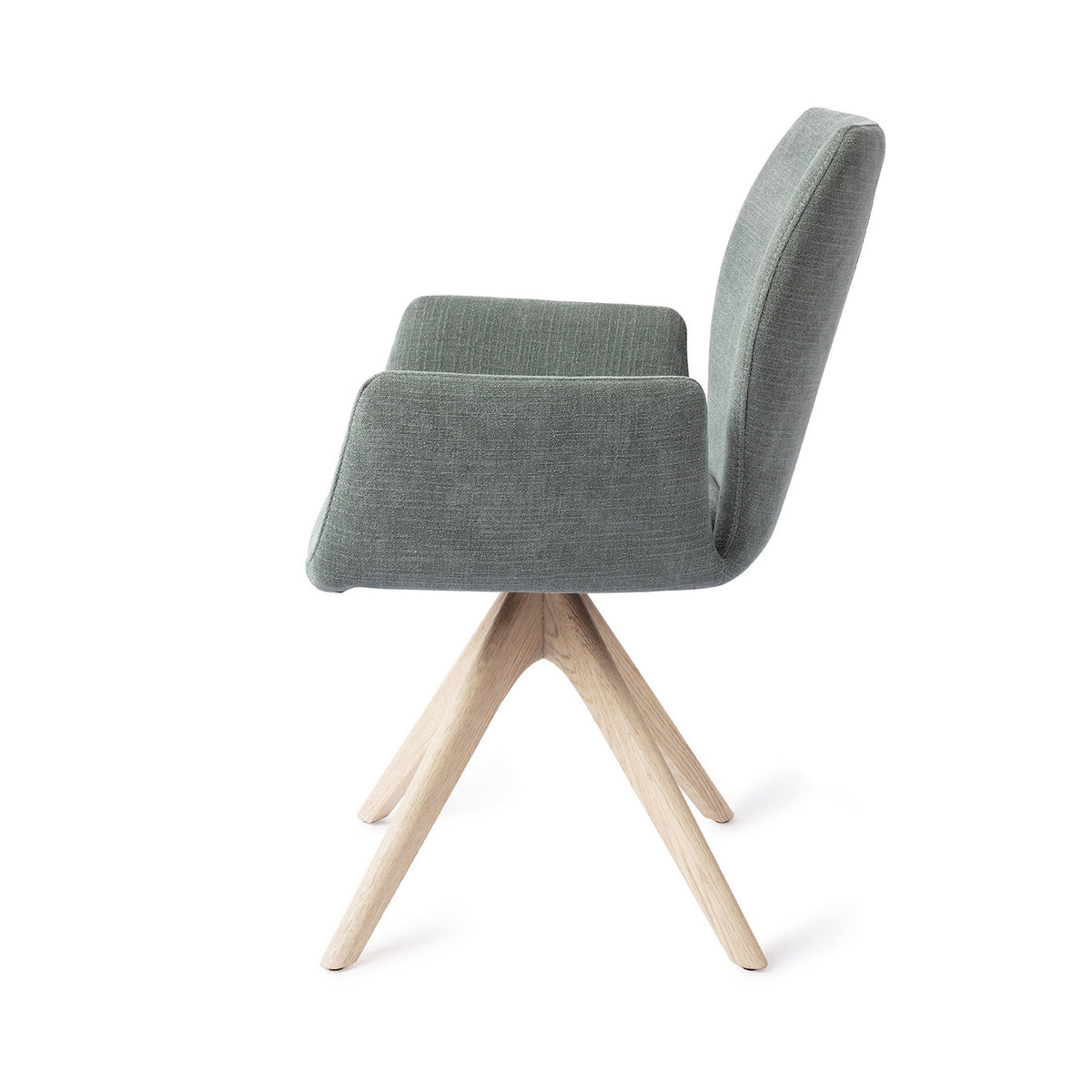 Chaise Misaki vert sauge vue de profil sur son piètement pivotant chêne blanchi