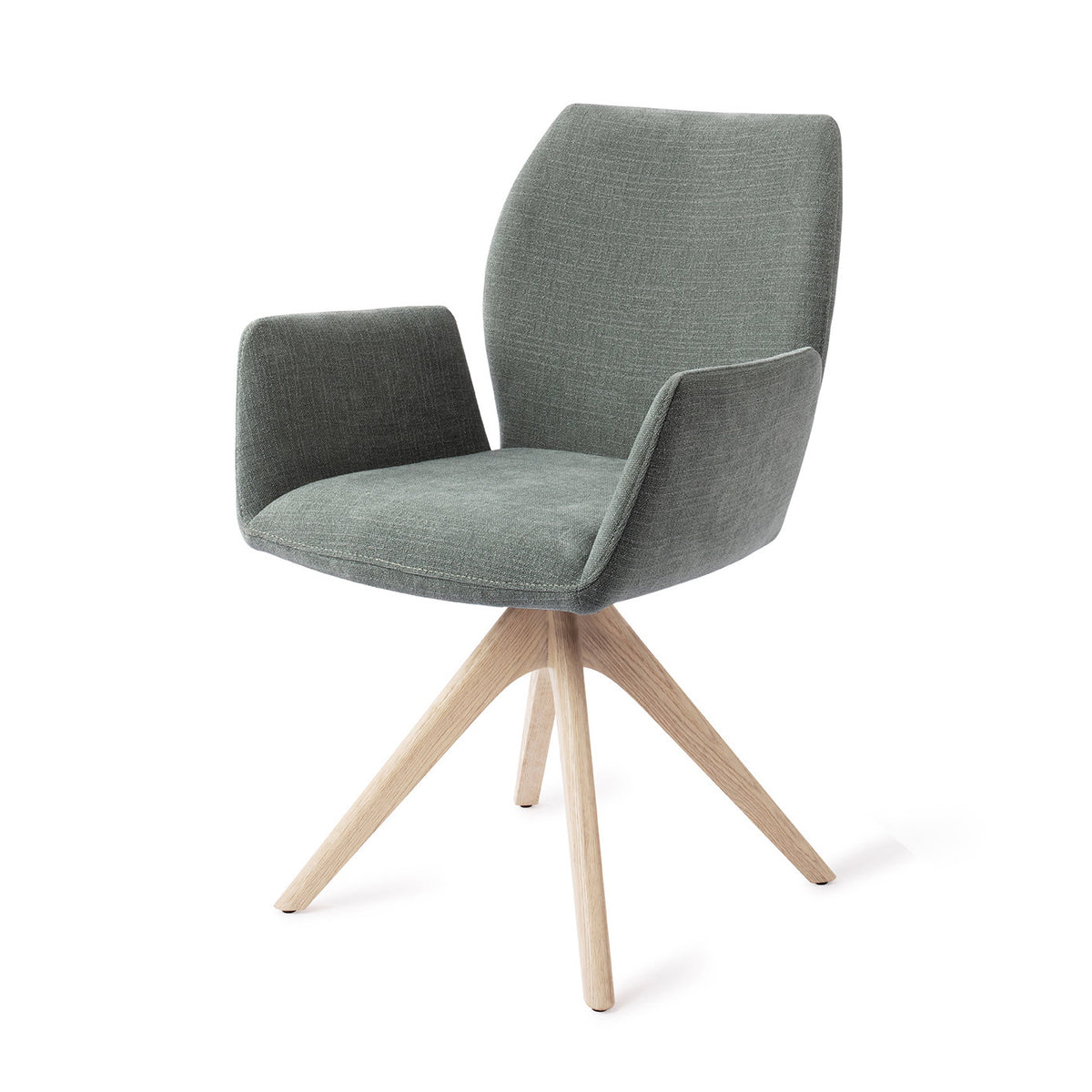 Chaise Misaki vert sauge sur piètement pivotant chêne blanchi vue de trois quarts