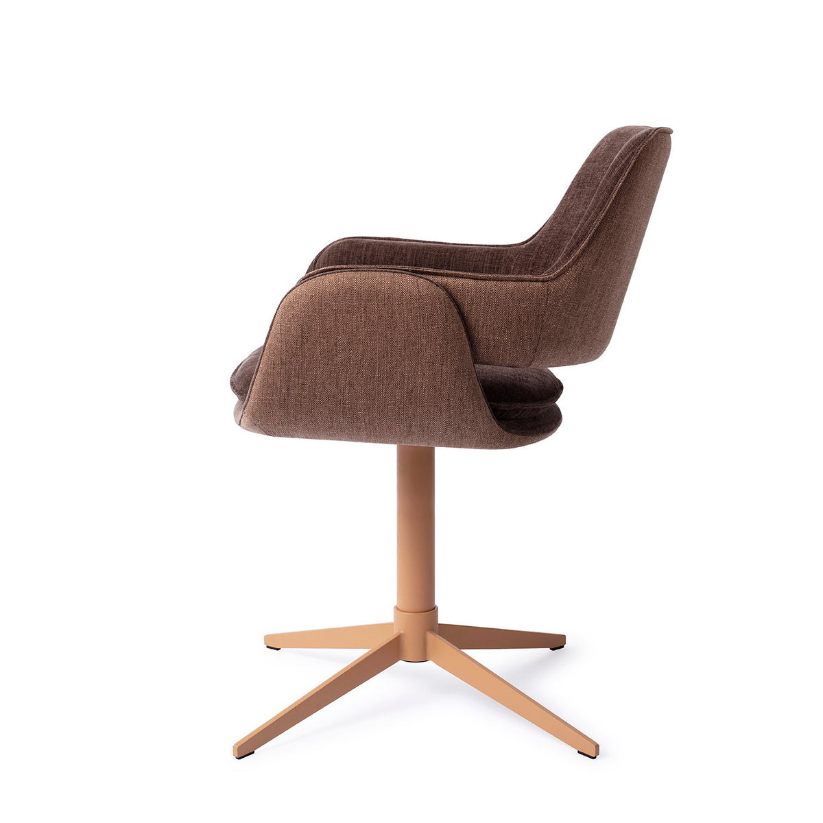 Chaise Oketo chocolat vue de profil avec sa coque en deux tons sur pied central caramel